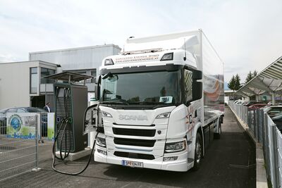 weißer Truck, Tankstelle