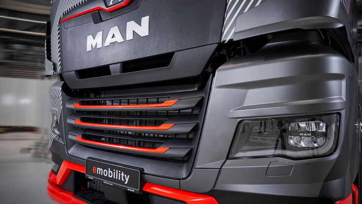 © MAN Truck & Bus SE MAN beschleunigt Wandel zu Nullemissionsantrieben MAN Truck & Bus beschleunigt den Wandel hin zu emissionsfrei angetriebenen Nutzfahrzeugen. Der Beginn der Fertigung schwerer E-Trucks in München soll nun schon Anfang 2024 mit einer zeitnahen Auslieferung von zunächst 200 Einheiten erfolgen. Dies ist fast ein Jahr früher als ursprünglich geplant. Erstmals hat MAN heute (17.02.2022) in Nürnberg einen seriennahen Prototyp des neuen Elektro-Lkw der Öffentlichkeit vorgestellt.