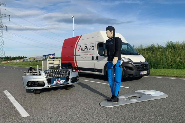 Transporter, Roboterfahrzeug und Puppe (Dummie) am Testgelände