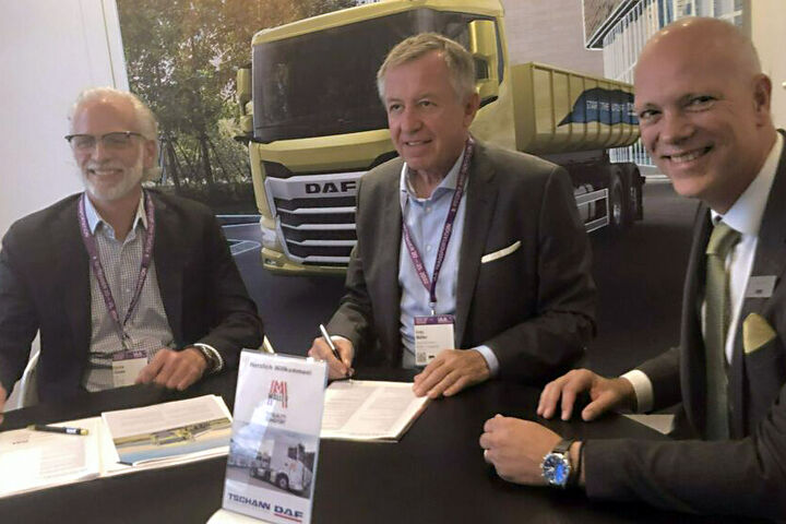 Vertragsunterzeichnung auf der IAA in Hannover