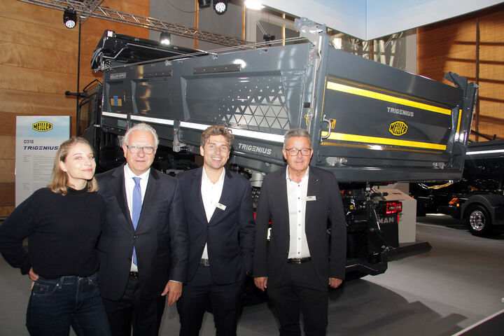 Franz Xaver Meiller mit seiner Familie und Vertriebsleiter Gerhard Schnittler (rechts) auf der IAA in Hannover