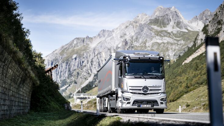 © Daimler Truck AG eActros 300 als Sattelzugmaschine unterwegs in den Tiroler Alpen