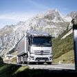 eActros 300 als Sattelzugmaschine unterwegs in den Tiroler Alpen
