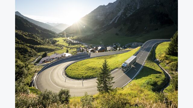 Mercedes-Benz eActros Sattelzug auf Bergstraße