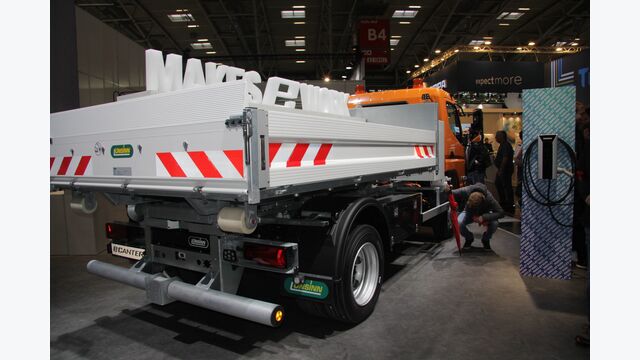 Fuso Next Generation eCanter als 8,55-Tonner mit einem Abrollkipper der Firma Unsinn