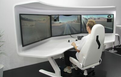 Einride Operator vor drei Monitoren