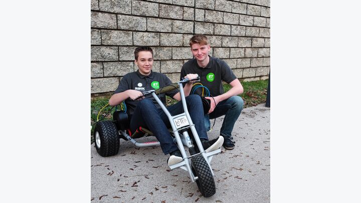 Mountain-Kart mit Schülern