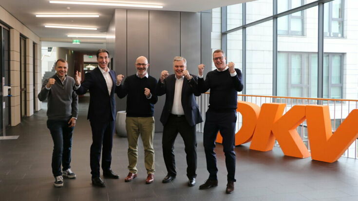 © LIS / DKV Management-Mitarbeiter von DKV und LIS freuen sich gemeinsam anlässlich der Partnerschaft