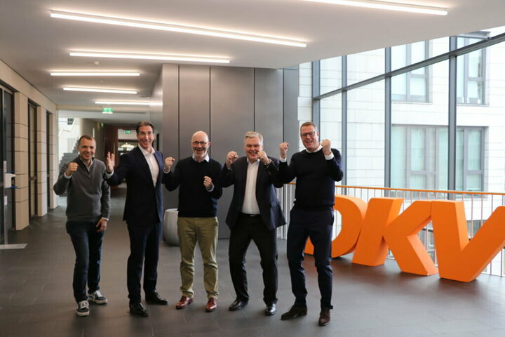 Management-Mitarbeiter von DKV und LIS freuen sich gemeinsam anlässlich der Partnerschaft
