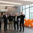Management-Mitarbeiter von DKV und LIS freuen sich gemeinsam anlässlich der Partnerschaft