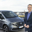 Michael Jopp vor einem Van von Mercedes Benz. Foto von Kolarik Andreas