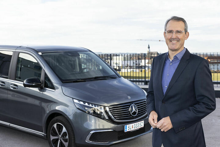 Michael Jopp vor einem Van von Mercedes Benz. Foto von Kolarik Andreas