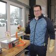 Roland Löffler von Volvo Trucks zeigt elektrische Komponenten der Volvo E Trucks