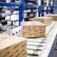 Kisten mit Krone Trusted branding am laufband