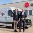 Geschäftsführer von DPD Austria und DPD-Depotleiter in Vorarlberg präsentieren E-Fahrzeuge mit denen in Bregenz Pakete emissionsfrei zugestellt werden.
