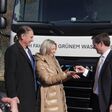 Offizielle Schlüsselübergabe vor dem neuen Wasserstoff-Lkw von MPreis