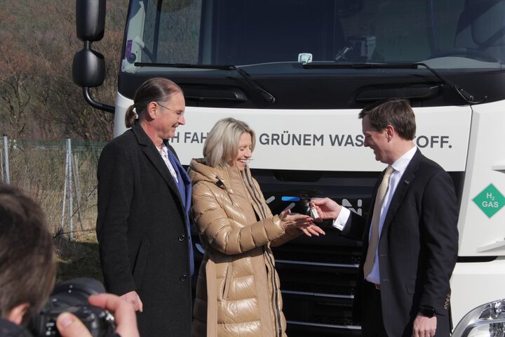 Offizielle Schlüsselübergabe vor dem neuen Wasserstoff-Lkw von MPreis