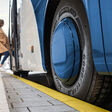 Bus mit Goodyear Reifen und einsteigenden Passagieren