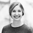 Schwarz-weises Porträt Bild von Miriam Walz, VW Nutzfahrzeuge Österreich.
