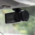Geotab-Integrierte Lytx Surfsight AI 12 Dashcam auf einer Windschutzscheibe montiert.