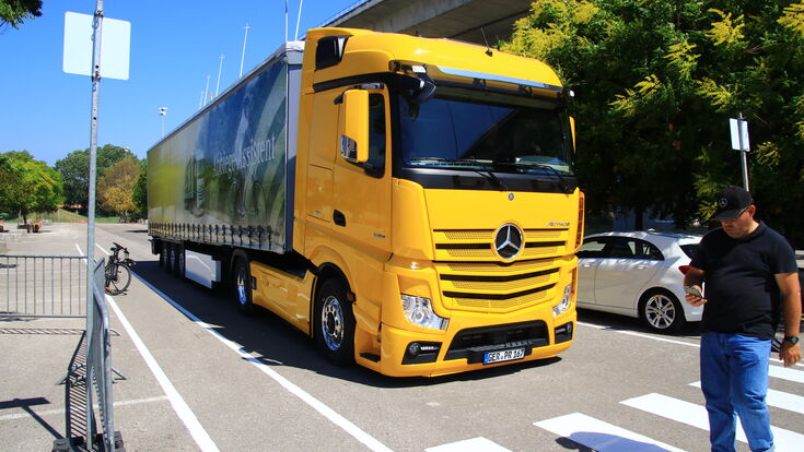 Lkw bremst vor Fußgänger