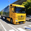Lkw bremst vor Fußgänger