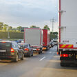 stau autobahn straßenverkehr verkehr autos lkw lastwagen überlastet berufsverkehr verkehrsstau wartezeit zeit umwelt mobilität unfall rettungsgasse ausbau