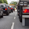 lkw laster lastkraftwagen rücklichter bremslicht stau bremslichter autos stadt pkw verkehrsstau verkehr strassenverkehr berufsverkehr rush hour auto strasse dichter stadtverkehr mobilität schadstoffe stillstand rücklicht bremslicht bremslichter gestrichelte linie fahrbahn straße