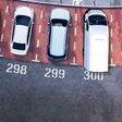 Collage mit Autos auf einem Parkplatz nummeriert5 bis 300.