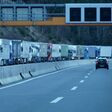 lkw stau sperre sperrung autobahn brenner straße blockade strassensperre brennerautobahn blockabfertigung lastkraftwagen transport straßenblockade straßensperre strasse verkehr reiseroute fahrt kolonne freie fahrt auto pkw maut lkw-maut warten wartezeit fahren stehen grenze kontrolle unfall brand feuer autobahnsperre polizei abfertigung block blockweise reihe kurve viele gesperrt blockiert unpassierbar baustelle verengung