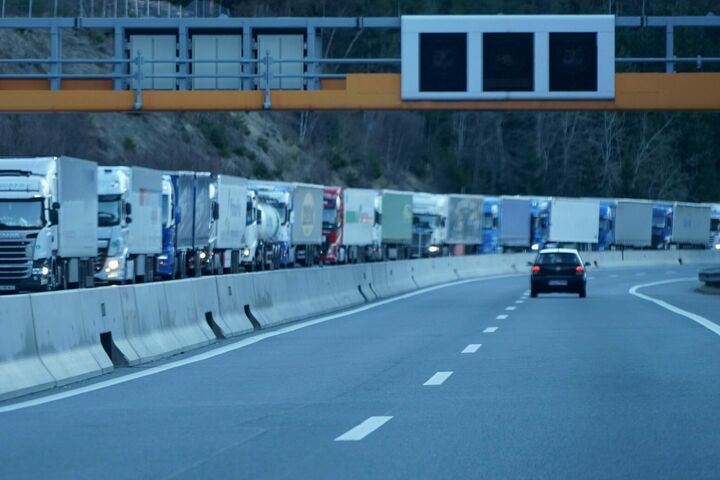 lkw stau sperre sperrung autobahn brenner straße blockade strassensperre brennerautobahn blockabfertigung lastkraftwagen transport straßenblockade straßensperre strasse verkehr reiseroute fahrt kolonne freie fahrt auto pkw maut lkw-maut warten wartezeit fahren stehen grenze kontrolle unfall brand feuer autobahnsperre polizei abfertigung block blockweise reihe kurve viele gesperrt blockiert unpassierbar baustelle verengung