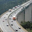 maut transport brenner transit transitverkehr brücke alpen alpentransit europabrücke lkw lastwagen güter waren güterverkehr auto autobahn autobahnbrücke autos talbrücke verbindung berge höhe innsbruck straße strasse straßenverkehr strassenverkehr tiefe verkehr österreich tirol symbol symbolbild symbolisch symbolik viel ökologie nord süd nord-süd verkehrsachse achse fahrbahnen transportieren italien pass mautstrasse grenze transitstrecke zoll