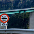 europabrücke brücke brenner inntal autobahn a13 verkehr transport transit österreich tirol wipptal stützen säulen technologie umwelt strassenbau brückenschlag verbindung europa innsbruck maut peage achtung steinschlag gebühren autobahngebühren schild verkehrsschild verkehrszeichen warnung strassengebühren