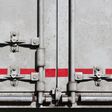 lkw lastwagen lastkraftwagen laderaum laderaumtür laderaumtüren frachtraum frachtraumtür frachtraumtüren fahrzeug fernverkehr güterfernverkehr güternahverkehr gütertransport kastenaufbau kofferaufbau logistik nutzfahrzeug spedition transportunternehmen transport transporte anhänger auflieger geschlossen verschlossen hinten rückseite tür türen lastzug nahaufnahme verschluß griff griffe schmutz schmutzig verschmutzt laderaumverschluss laderaumverschluß verschluss