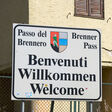 brennerpass brenner pass schild passhöhe österreich italien tirol südtirol alpen alpentransit berge grenze strasse strassenverkehr straße straßenverkehr symbol symbolisch transit transitstrecke transitverkehr transport verbindung verkehr verkehrsachse zoll willkommen begrüssung ankunft reise reisen urlaub begrüßen begrüßung tourismus brennerachse brennerroute übergang brennerautobahn brennerstraße alte passstraße gebirge ostalpen strecke route