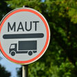 lkw maut schild mautsystem maut lkw lastkraftwagen on board unit obu bundesstraße bundesverkehrsministerium gps galileo system güterverkehr gebühr transport logistik verkehrsschild pkw maut infrastruktur nutzfahrzeuge verkehrspolitik strtaßenverkehrsrecht transportrecht deutschland mautpflichtig mautpflicht straßenverkehr verkehrsaufkommen straßenbenutzungsgebühr straßenbenutzung fernverkehr schwerlastverkehr autobahnen bab b4