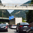 stau verkehrsverzögerung brenner verkehrsaufkommen brennerautobahn andrang autobahn frust pendeln brücke urlaubsverkehr berufsverkehr umweltverschmutzung transport fahrzeuge lkw unfallgefahr verspätung warten sommer hitze konzentration österreich italien verkehrslage gefährliche