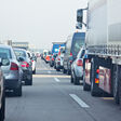 stau autobahn stauen autos klimaerwärmung strassenverkehr schlange auto fahren fahrt autofahrt verkehrsstau unfall baustelle reise reisestau arbeitsverkehr behinderung feierabend hauptverkehrszeit highway hour lastwagen lkw mehrspurig mobilität problem rush rushhour stehen stop and go strasse transport treibhauseffekt umwelt umweltverschmutzung verkehr verzögerung zeit zeitverzögerung rettungsgasse deutschland deutsch deutsche überholspur reisezeit urlaubszeit urlaubsverkehr sommer bau