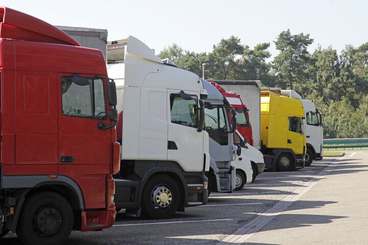 auto autobahn beruf branche brummi cargo fahrbahn fahren fahrverbot fahrzeug fahrzeuge fernfahrer fracht güter güterbeförderung gütertransport güterverkehr infrastruktur klimaveränderung laster lastkraftwagen lkw logistik parken parkplatz rastplatz raststätte ruhezeiten spedition strasse strassenverkehr straße straßenverkehr truck wochenendfahrverbot zugmaschine