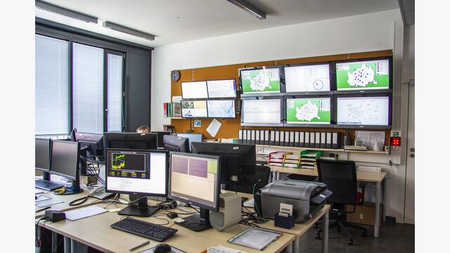 Luftgüte-Messzentrale in Wien, Monitore zeigen die Daten aller Messstellen an