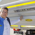 Gerhard Schnittler im Portrait vor einem Meiller-Kipper
