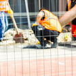 bau arbeit straße arbeitet asphalt statt beruf bauarbeiter mann reparatur neuer doch teer verkehr stau baustelle industrie neu gewerbe haus drücke instandsetzung bekleidung ausbildung job geld hart tiefbau flamme straßenarbeiter presslufthammer fahrbahn uniform person objekt arbeitslos gesperrt beton dichtung zement sommer work zaun deutschland land autobahn gas propan abdichten