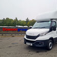 Iveco Daily 3,5t auf Parkplatz bei üblich angenehmen britischem Wetter mit Dawsongroup auf einer Mauer im Hintergrund. 2023