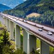 brennerautobahn reiseverkehr brenner autobahn brenner autobahn tourismusverkehr südtirol autobahnbrücke autofahrt a22 verkehr reisen reise urlaub ferien tourismus infrastruktur wipptal gossensaß brennerpass straße alpen auto pkw lkw kfz schnellstraße betonpfeiler autos pkws alpenpanorama alpenblick bergpanorama bergblick berge gebirge italien skiurlaub skigebiet wanderurlaub wandern tal cumuluswolken wolken stadt ort wald wälder