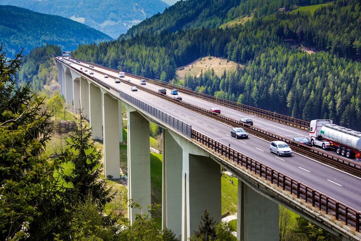 brennerautobahn reiseverkehr brenner autobahn brenner autobahn tourismusverkehr südtirol autobahnbrücke autofahrt a22 verkehr reisen reise urlaub ferien tourismus infrastruktur wipptal gossensaß brennerpass straße alpen auto pkw lkw kfz schnellstraße betonpfeiler autos pkws alpenpanorama alpenblick bergpanorama bergblick berge gebirge italien skiurlaub skigebiet wanderurlaub wandern tal cumuluswolken wolken stadt ort wald wälder