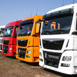 lkw ausfuhr geparkt autos belastung business cargo concept container delivery durchreise flughafen fracht frachtgut industrie international jit just in time just-in-time kette kfz kommerziell konkurenz konzept lagerung lang laster lastkraftwagen leasing lieferung lkws logistic logistics logistik modern overnight schifffahrt schnell service services spedition straße straßen stylisch transport truck trucks verkehr