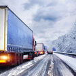 winter autos stau schnee straße autobahn glatteis verkehr wintereinbruch lkw glätte lastwagen schneefall schneematsch transporter straßenverkehr auto fahren verschneit rücklicht gefahr unfallgefahr zähfließend wetter glatt dunkelheit winterlich straßenglätte dämmerung abend verkehrschaos glättegefahr schneeregen lkws sicherheit spur fahrzeug zugeschneit morgens standspur berufsverkehr pkw gefährlich bremsen schneeglätte standstreifen logistik frost dramatisch frei