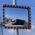 straßenspiegel straße spiegel strommast lkw laster lastkraftwagen sicherheit lastwagen spiegelung himmel verkehr sicher wolken blau blue strom verkehrszeichen verkehrsspiegel hilfe fahrzeug transport schwertransport kraftfahrer brummi straßenverkehr ladung lieferung spedition schild güterverkehr warentransport warenlieferung zuliefern anliefern beruf fahrer bessere sicht