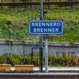 brenner brennero italien österreich brennerpass grenze grenzübergang bahnhof eisenbahn schild