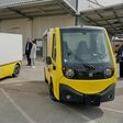 Zwei Testfahrzeuge von Sevic auf einem Parkplatz in Post AG Farben ohne Kennzeichen.